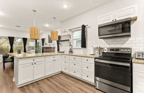 Spacious Retreat with Pool & Hot Tub - 10 Minutes to Downtown - Foto 38