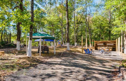 Walk to MIR Wooded Group Escape with Deck and Bar! - Foto 29