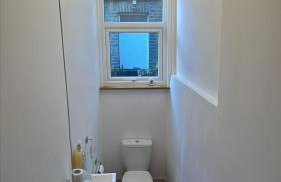 LARGE SELF CATERING HOUSE WITH WiFi CLOSE TO TRANSPORTS - Photo 18