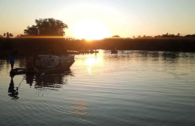 Paseo en canoa por el río Congo al atardecer - Foto 6