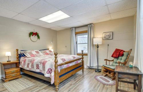 Great for Groups! Spacious Wilton Getaway with Deck - Foto 15