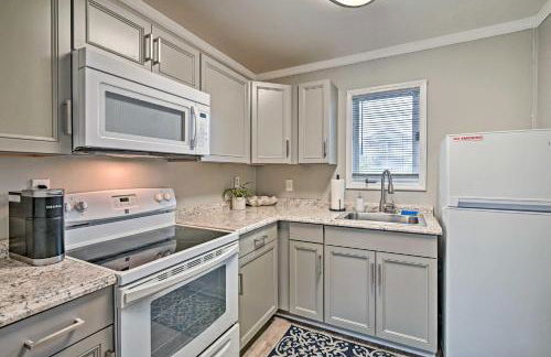 Couples Retreat with Balcony in Surfside Beach! - Foto 14