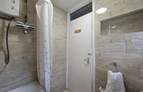 2ndHomeStays- Willenhall-A Serene 3 Bed House with a Garden View-Suitable for Contractors and Families-Sleeps 9 - 7 mins to J10 M6 and 21 mins to Birmingham - Foto 39