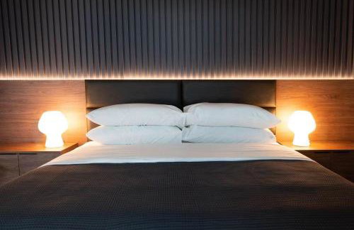 Black C House Modern w pool spa - Photo 22