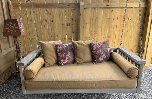 Blissful Nook Tiny Home, Cozy Retreat, Hot Tub, Close to Town, Deep Creek, & Entrance to National Park - Foto 6