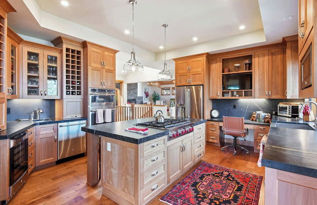 Luxury Mountain Chalet Deck w/ BBQ & Lake Views - Photo 9