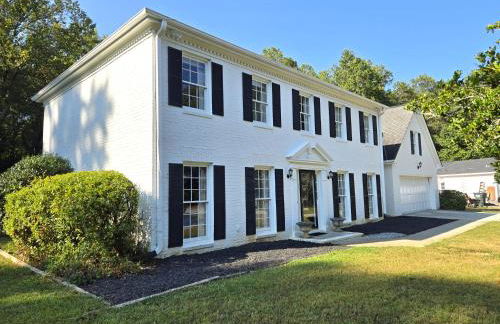 Cozy 5BR Family Retreat Firepit Games Patio - Foto 1