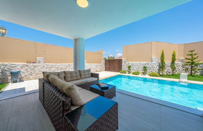 Luxury 4-bed Villa With Private Pool and Jacuzzi - Photo 29
