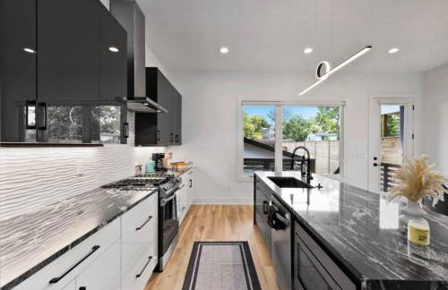 Luxurious 4bd home sleeps 12 minutes to downtown with parking - Foto 39