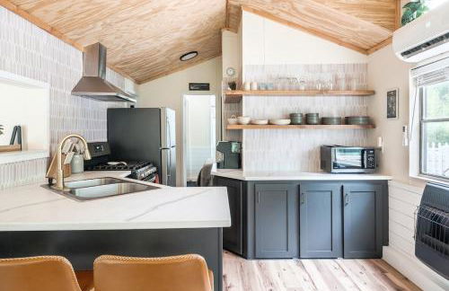 Mountain View Bungalow Near Breweries, Trails, Pool and Waterfalls - Foto 3