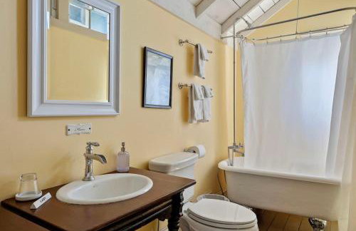 The Fourth Oak by Juniper Holiday + Home - Photo 20