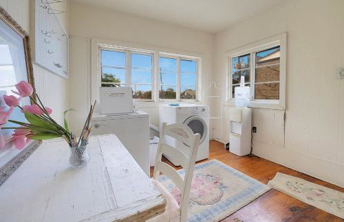 4BR 3 BA HUGE, Balcony, Cemetery, Streetcar sleeps 8! - Photo 79