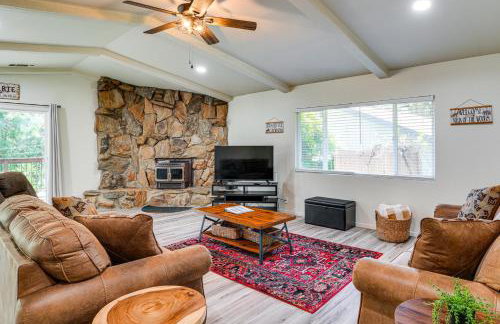 Furnished Deck and Fire Pit Sherwood Forest Cabin - Foto 1