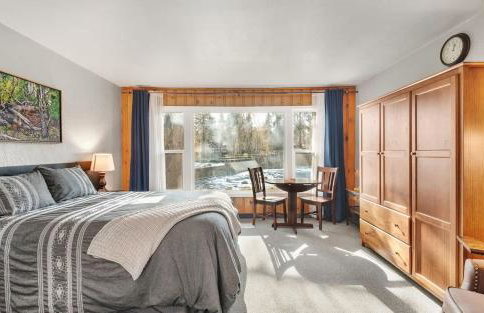 Riverfront Studio with Trail access - Foto 1