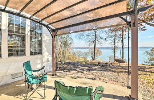 Country-Chic Home with Fire Pit, Steps to Lake! - Foto 25