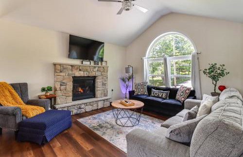 Lakefront Pocono Retreat w/ Hot Tub & Movie Hub - Foto 2