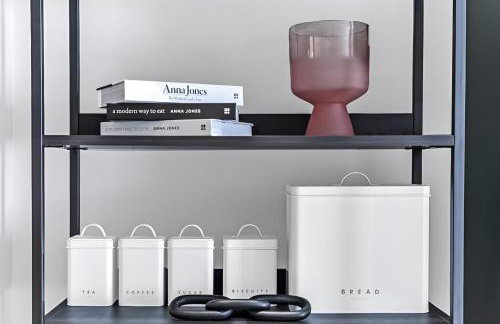 The Ultimate Hangout 4BR Modern House with Garden - Photo 9