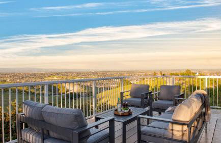 Stunning Escape • Hot Tub Panoramic View Prime Location Hilltop by AvantStay - Photo 25