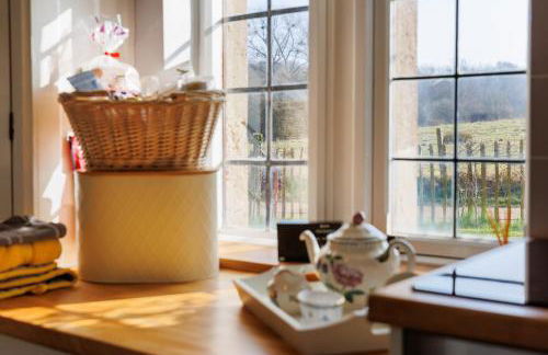 The Old Abbey Farmhouse - Stay at Quarr Abbey Monastery - Pet-Friendly Farmhouse with History & Countryside Views, surrounded by woodland & nature - Photo 6