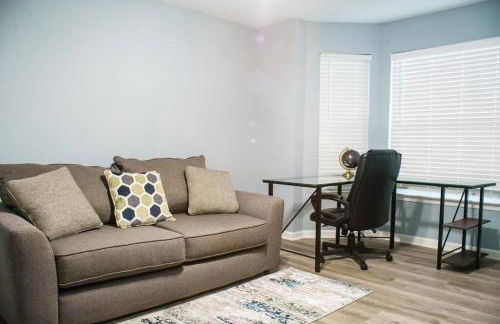 Deck, BBQ Grill, Backyard Fire Pit, Pool, Jacuzzi Tub, 65 inch TV - Foto 10