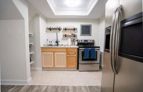 6 Min to North Hills - Private deck - In Unit Washer and Dryer - Foto 11