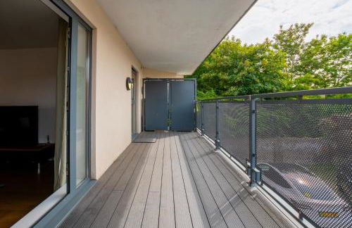 FREE fast Wi-Fi, Netflix & Large Lounge & Balcony! - Foto 23