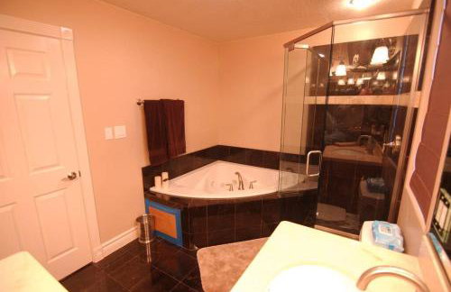 Tacit Shadow Resort Aviator Queen Suite, Gym, Coffee Bar, Hot-Tub, Free Laundry, Food Available - Foto 7