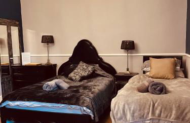 Spacious 5 Bedroom Home in Central Kidderminster with Private Parking and Electric Vehicle Facilities, Easy Access to Birmingham and Nearby Towns - Foto 19