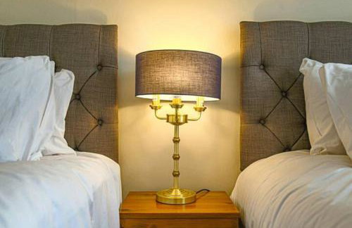 Lowndes House - Close to City Centre - Garden, Free Parking and Smart TV by Yoko Property - Foto 6