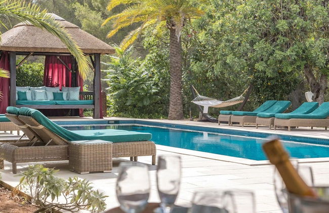 Traditional Villa With Garden - Photo 22