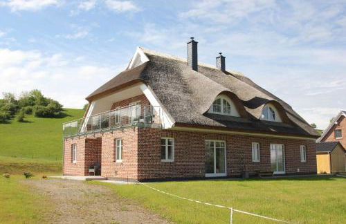 wassernahes Ferienhaus mit Meerblick und Schwimmbadnutzung in Sellin - Ferienhaus Rohrweihe - Foto 1
