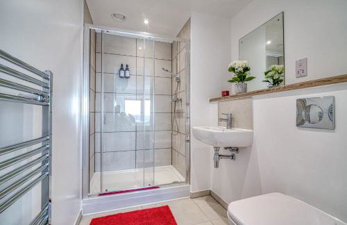 2-BR Near Salford Royal - City & Town Centre View - 1 Minute to Train & Tram Station - Sleeps 6 - Foto 15