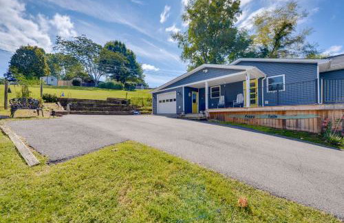 Radford Home with Wraparound Deck! - Foto 26