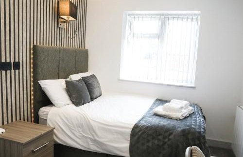 Modern 4 BR flat with 4 ensuites in central Reading - Photo 4