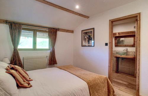 Savoyard Farmhouse - Sleeps 14 Garden & Parking - Foto 9