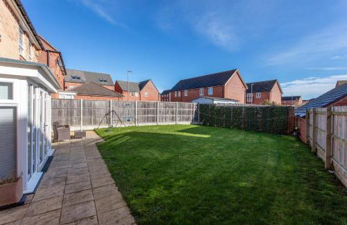 Stunning Detached House with Driveway Parking, Office Room, Self-Check-In, Fast WiFi and Smart TV with Sky and Netflix by Yoko Property - Photo 43