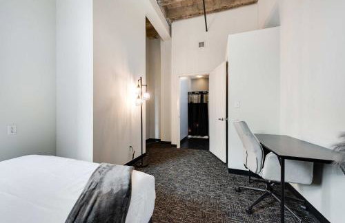 West Loop - City Views With In & Out Parking 6 - Photo 7