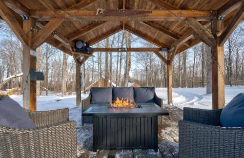 Secluded 2BR Cabin w Hot Tub, Pond, Trails, WiFi - Foto 8