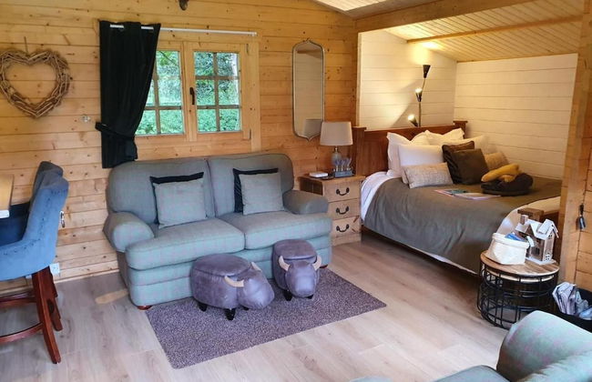 1-bed Cabin, 2 Adults, Wood Burning Hot Tub & Fire - Photo 6