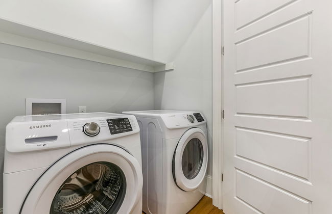 Chic 4 BR Condo - Large Pool - Perfect Location - Photo 24