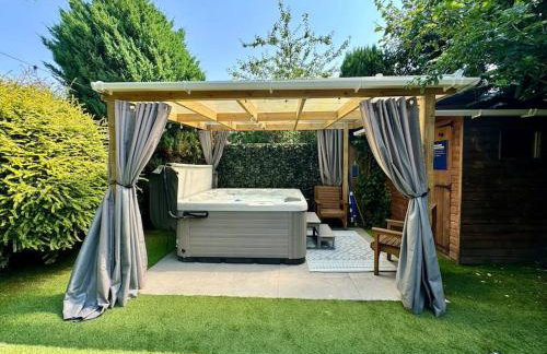 8min to City, Hot Tub House, Fire Pit, Free Parking - Foto 1