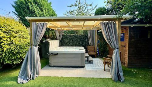 8min to City, Hot Tub House, Fire Pit, Free Parking - Photo 1, Garden, sunbed, Garden view