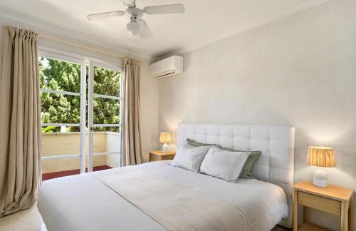 Stylish Apartment with Pool - Photo 12