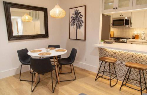 2026 Award Winner, Luxe 2BR, steps to sand & pier, with fire pit, AC and parking - Foto 21