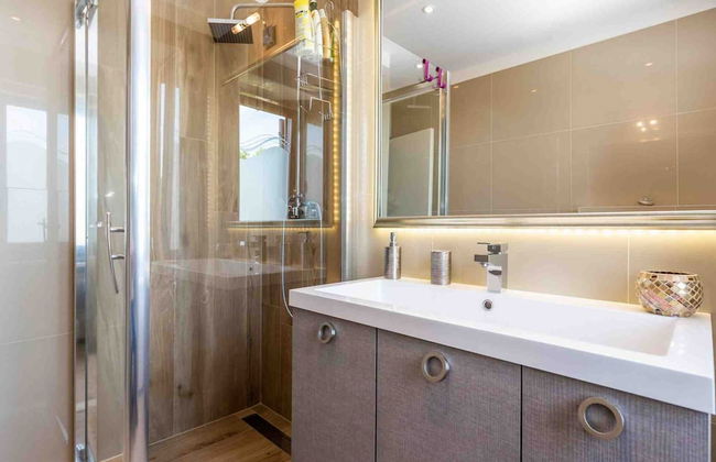 Modern Comfort With Shared Pool & Lush Green Surroundings in Kastav - Foto 33