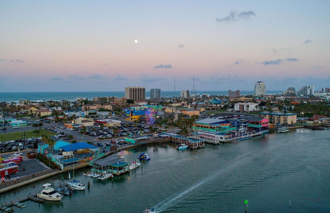 Modern Ground flr Condo 1/2 Block to Beach w Pool! - Foto 28