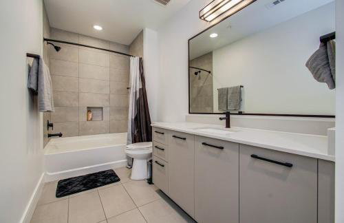 Downtown Luxury High-Rise with Panoramic Views - Foto 14