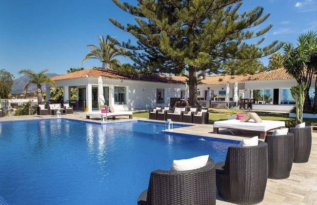 Modern Versace-themed Villa - Foto 23