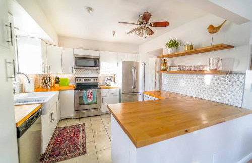 Turquoise Twin ★Vacation COS★3 King Beds★Near AFA - Foto 5