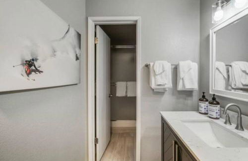 Guest Favorite Spacious Remodeled 2 Bdrm 2 Ba Mountain Views - Photo 31